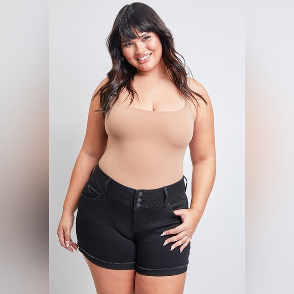 NWT YMI Plus Size 18 WannaBettaButt Mid Rise Cuffed Short - Picture 1 of 6